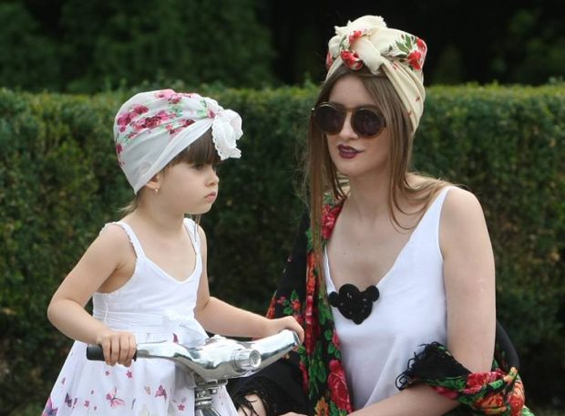 Cum arată fetița Iuliei Albu la 12 ani. Mikaela și-a făcut o schimbare de look: „Copia fidelă a mamei”