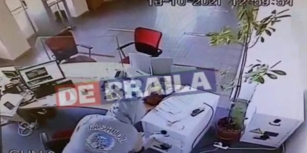 Jaf la o bancă din Brăila. Un tânăr, căutat de polițiști, după ce a furat câteva mii de euro și a fugit