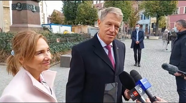 Președintele Klaus Iohannis și soția sa, surprinși fără mască de protecție duminică la Sibiu. Măsura intrase în vigoare cu o zi înainte