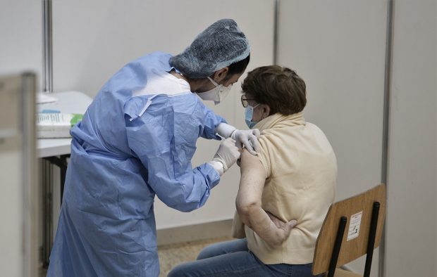 Studiu CNCAV: Vaccinul anti-COVID reduce de 20 de ori riscul de deces și de 14 ori riscul de internare la ATI