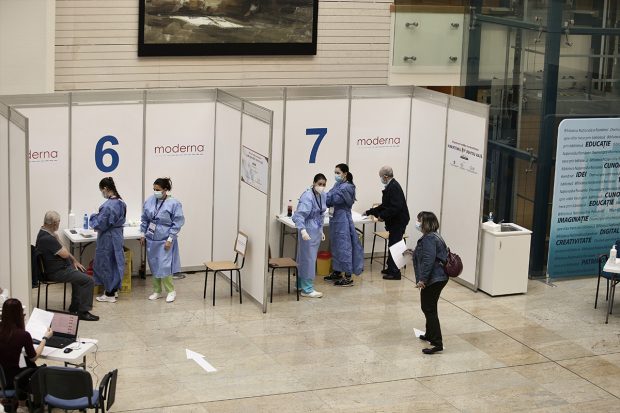 Peste 6,5 milioane de români sunt vaccinați cu schemă completă, însă ritmul imunizărilor continuă să scadă