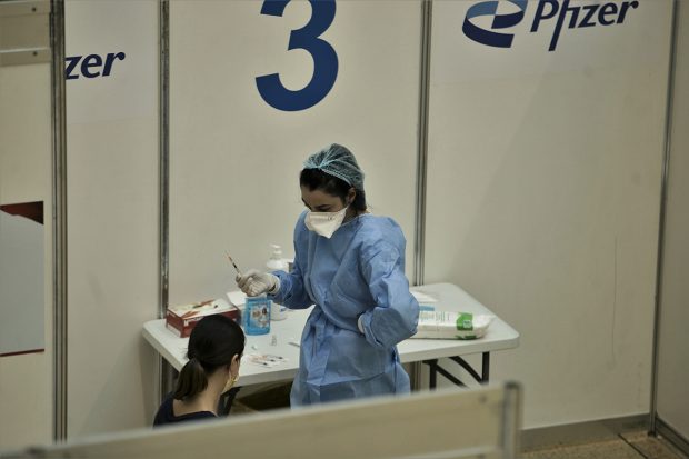 În Prahova, oamenii care au mers să se vaccineze anti-COVID, reprogramaţi din cauza lipsei serului. Aceștia sunt sfătuiți să se programeze în platforma naţională