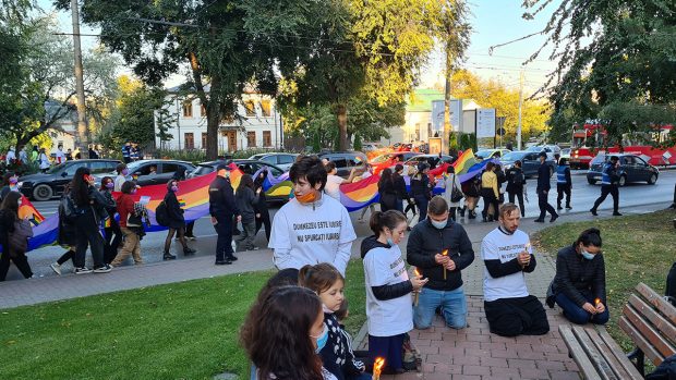 Primul marș LGTBQ la Iași: o mână de tineri în tricouri colorate vs câțiva adulți nervoși și minori scoși în stradă să spună rugăciuni