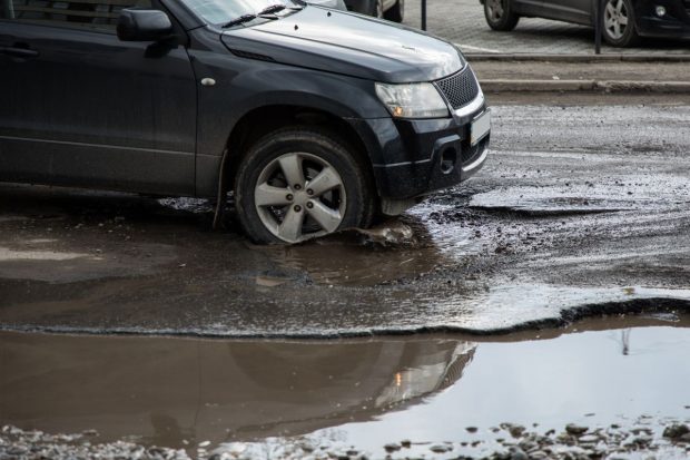 Cum să nu-ți faci praf mașina din cauza gropilor din asfalt