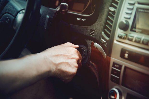 Mașina nu pornește. Care sunt cele mai frecvente cauze și ce faci în fiecare situație