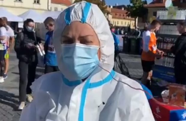 Medic român din Suedia, în combinezon anti-COVID la maratonul Sibiului. „Mesajul meu îl ştiţi foarte bine: vaccinaţi-vă!”