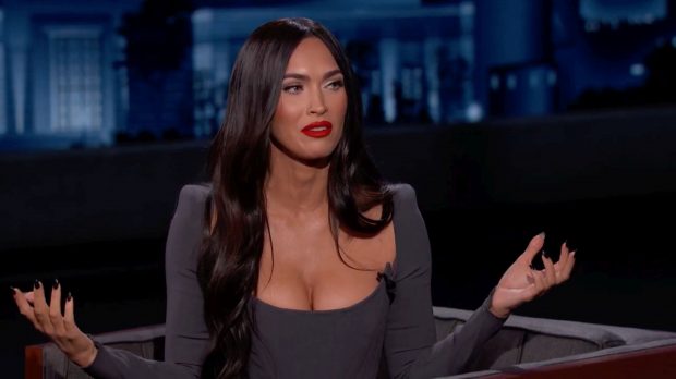 Megan Fox a pozat goală alături de iubitul ei. Actrița suferă de dismorfie corporală