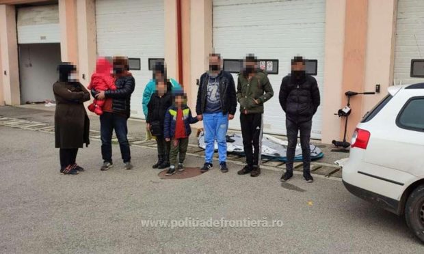 Două familii de afgani, care au trecut Dunărea într-o barcă pneumatică, au fost prinse în Caraș-Severin