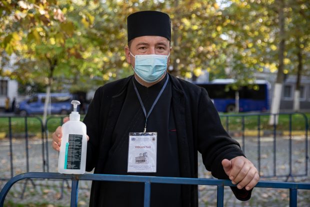 FOTO. Pelerinaj cu măști, dezinfectant și distanțare la Patriarhie de sărbătoarea Sfântului Dumitru