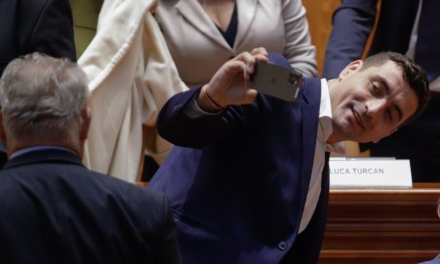 IMAGINEA ZILEI. George Simion, fotografie-surpriză înaintea începerii votului pe moțiunea de cenzură