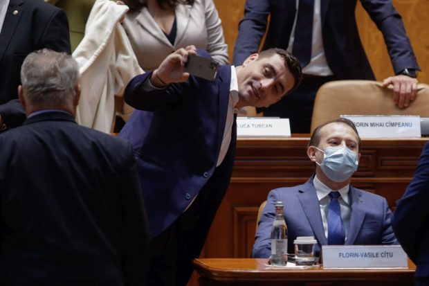 VIDEOREPORTAJ. Cronica unei prăbușiri anunțate: „Domnule Superman, vă rog frumos, faceți un selfie cu mine!”