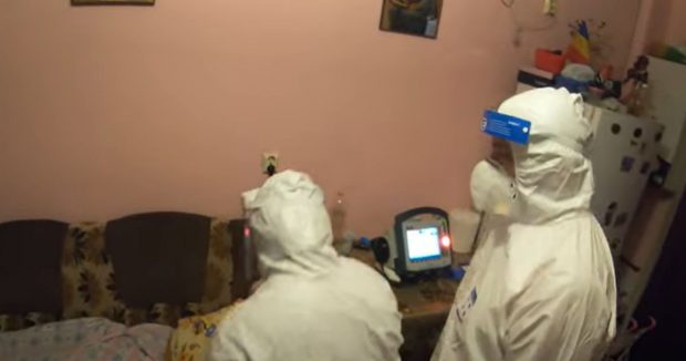 „Nu pot să trag aer de la durere”. Intervenția unui echipaj SMURD la un pacient cu COVID, filmată de un medic din Cluj