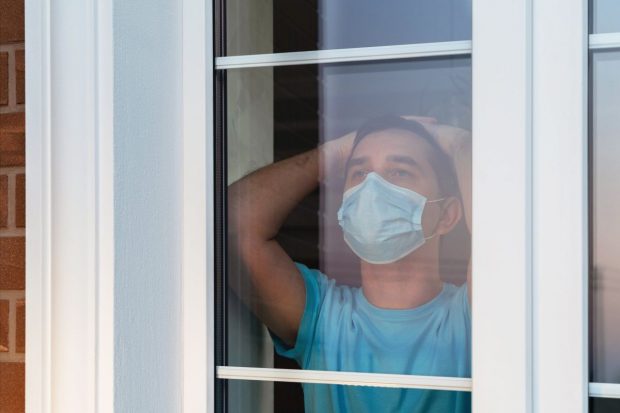 Episoade psihotice, după infectarea cu COVID. Cercetătorii le iau în calcul ca noi efecte secundare ale bolii