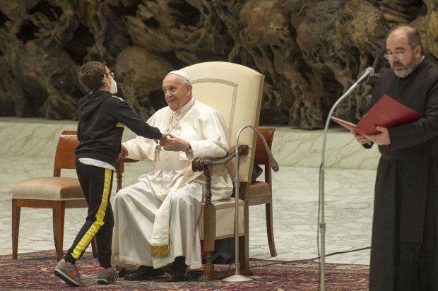 Gestul făcut de un copil în timpul audienței Papei Francisc. „Îi mulţumesc pentru lecţia pe care ne-a dat-o”