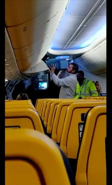 Bărbat dat jos din avion la Cluj, în aplauzele pasagerilor, pentru că nu voia să poarte mască