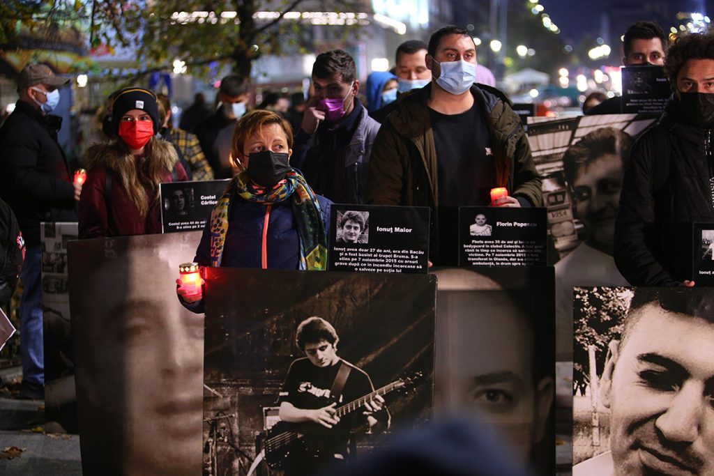 Protest la Curtea de Apel: rudele victimelor din Colectiv, acoperite cu cearșafuri albe, lângă fotografiile cu cei dragi