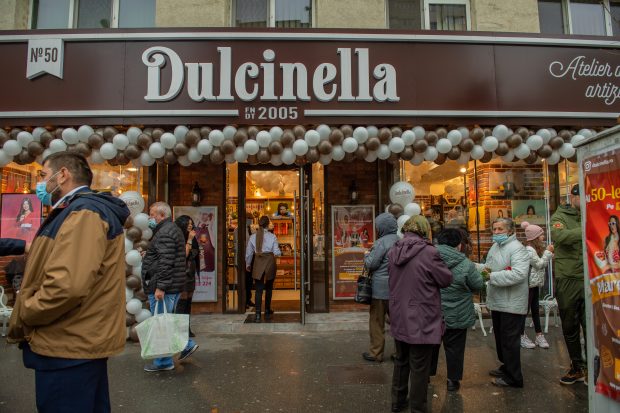 Dulcinella deschide magazinul cu numărul 50! Dulcele vă iese de acum în drum şi pe șoseaua Pantelimon!