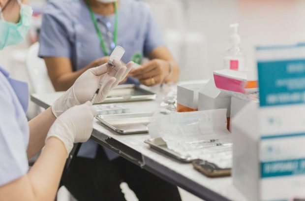 Nouă piedici psihice care îi fac pe oameni să refuze vaccinul anti-COVID, explicate de un specialist