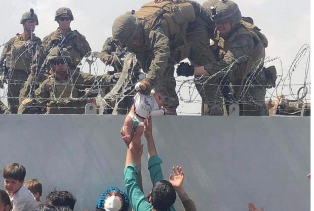 „Prințesa Liya e o învingătoare”. Cum a fost salvat bebelușul trecut de un soldat american peste gardul de sârmă ghimpată în aeroportul din Kabul