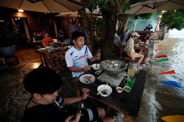 „Nu ştii dacă nu vei fi luat de ape în timp ce mănânci”. Restaurantul din Thailanda devenit atracție turistică datorită inundațiilor