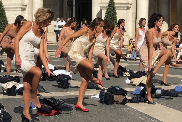 VIDEO | Foste stewardese de la Alitalia au protestat la Roma dându-și jos uniformele