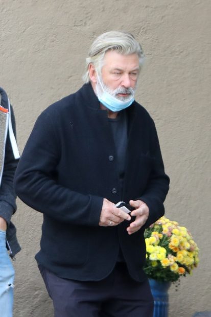 Alec Baldwin: Fiecare film care folosește arme de foc ar trebui să aibă pe platou un ofițer de poliție