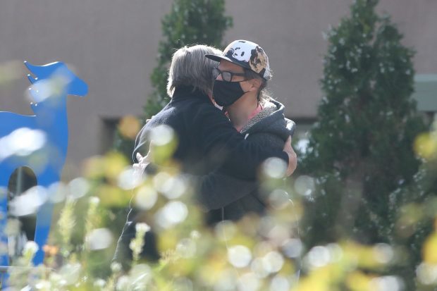 Alec Baldwin, întâlnire cu soțul femeii pe care a ucis-o accidental la filmări. Cei doi au fost fotografiați îmbrățișându-se