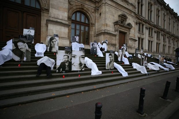 Fotografiile victimelor Colectiv, aduse în semn de protest la Curtea de Apel, care amână o decizie definitivă