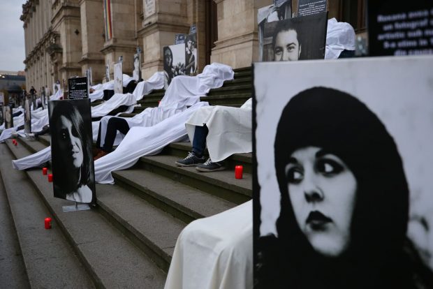 Protest impresionant la Curtea de Apel, la șase ani de la tragedia Colectiv: rudele victimelor, acoperite cu cearșafuri albe, lângă fotografiile cu cei dragi