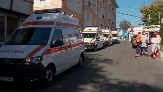 Coadă de ambulanțe la Spitalul de Boli Infecțioase din Iași. Manager spital: „Suntem în cel mai sumbru scenariu”