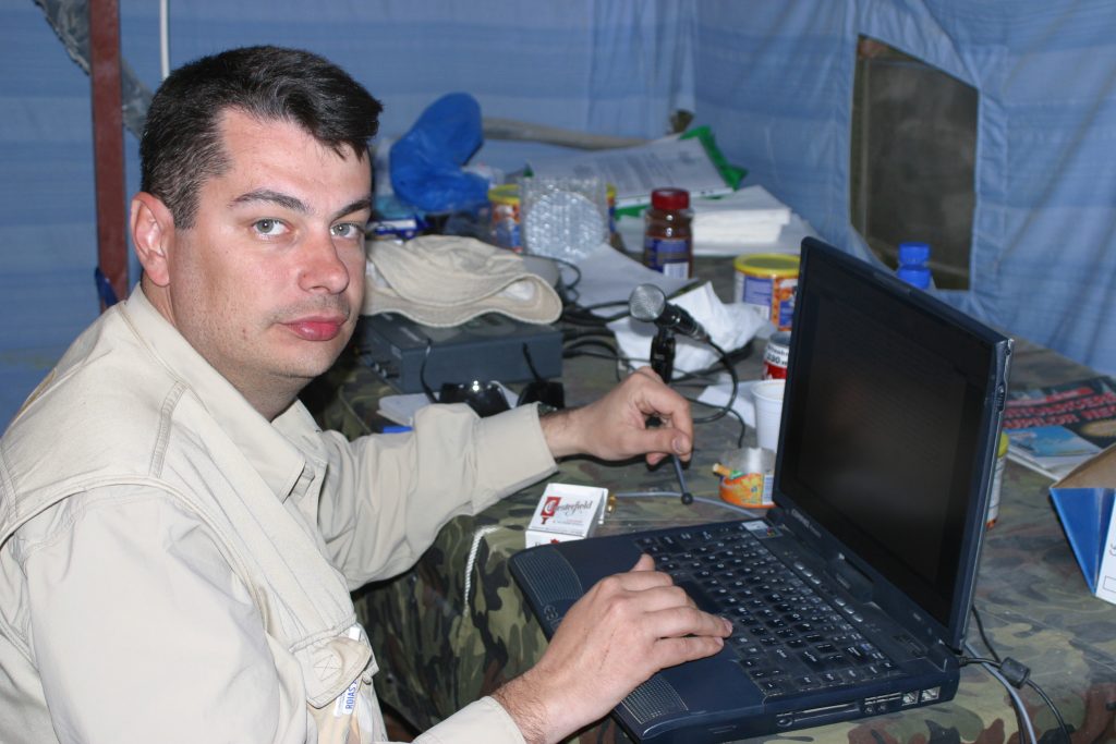 Generalul Ciucă și-a luat consilier la minister pe ziaristul care a contribuit, la Radio România, la crearea legendei de luptător a premierului desemnat