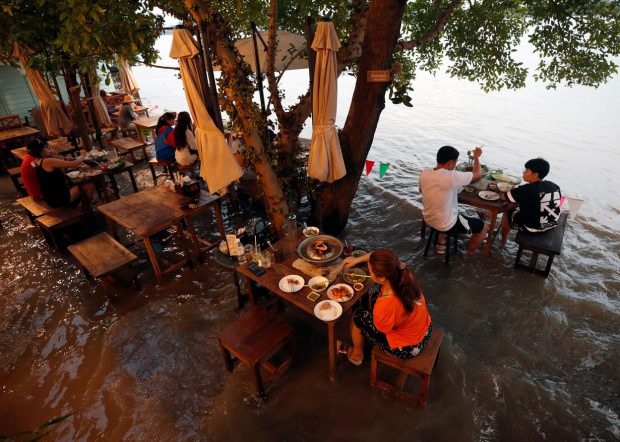 Un restaurant din Thailanda a cunoscut succesul în plin sezon al inundațiilor. „Ce credeam că va fi o criză s-a transformat într-o oportunitate”