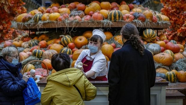 Kremlinul deplânge mortalitatea ridicată COVID și rata mică de vaccinare din Rusia, dar respinge noi restricții