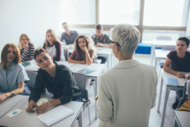 Elevii spun cum se face educația sexuală în școli: „A venit o doamnă cu un șorț pe care erau desenate organele reproducătoare”