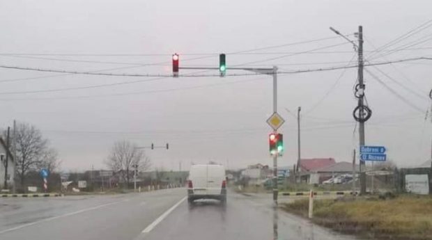 Semafoarele dintr-o intersecție din Neamț, alimentate cu energie electrică de la un bar. Proprietarul a tăiat curentul