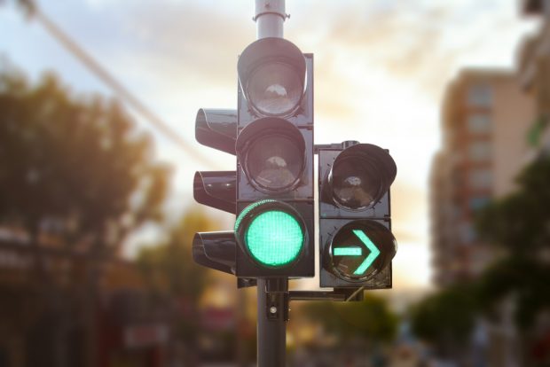 Semaforul care se face verde doar pentru mașinile care nu depășesc limita de viteză. Invenția vine din Canada