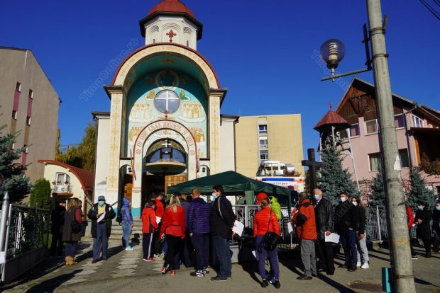 O nouă zi cu cozi la centrele de vaccinare. Imunizare în tramvai la Oradea și la biserică în Bistrița și în Târgul Mureș