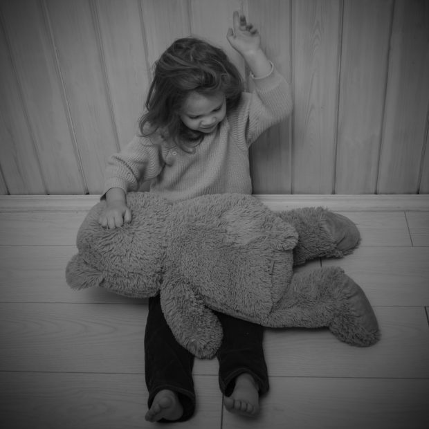 Un psihoterapeut și un sociolog despre părinții care își bat copiii: Un copil bătut „la rândul lui devine violent și agresiv”