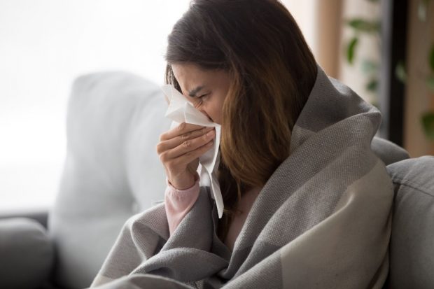 Cum îi afectează frigul din locuințe pe pacienții cu COVID izolați acasă. Explicațiile medicilor