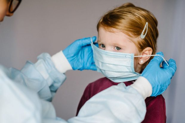 Medic pediatru, despre COVID la copii: „Mulți au un debut fals de infecție virală, cu dureri abdominale”
