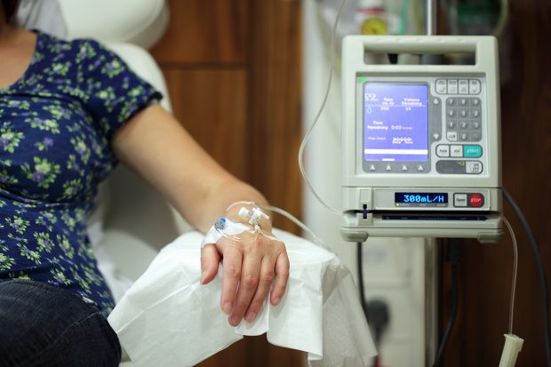 STUDIU. Un nou tratament împotriva cancerului distruge tumorile în cazul bolnavilor aflați în stadiu terminal