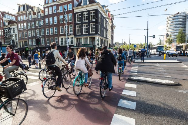Orașele Amsterdam și Rotterdam își vor ajuta cetățenii să scape de datorii. Nu trebuie să facă nici măcar o cerere