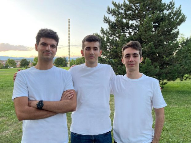 „E important să ai ciorapi călduroși”. Trei tineri din Târgu Jiu au lansat o afacere inedită cu șosete: cumperi o pereche, ei donează una