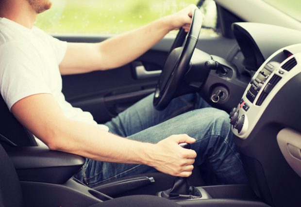 Ce să nu faci când conduci o mașină cu cutie manuală