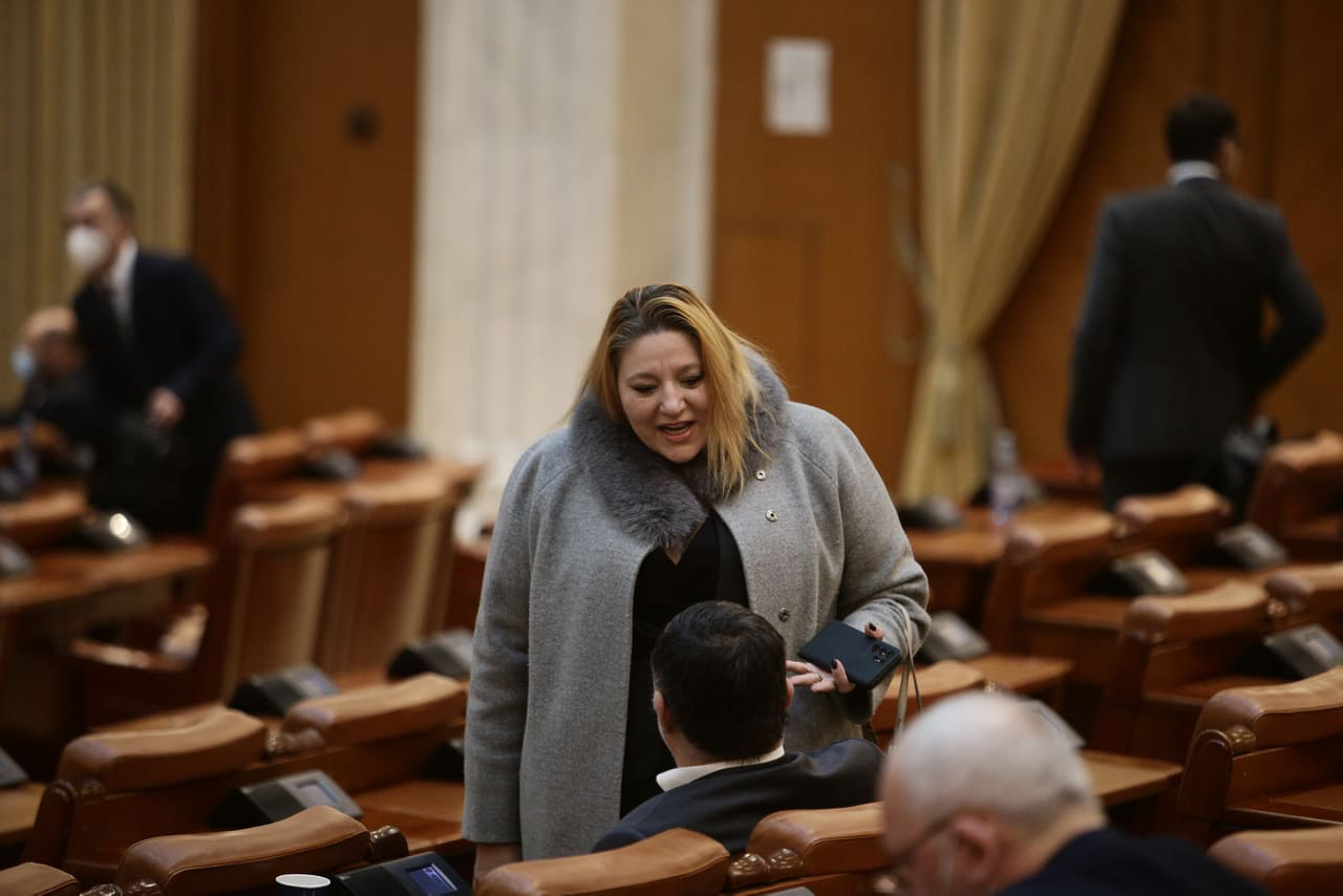 Diana Șoșoacă, A New Skid in Parliament: “Alas, How Embarrassing You Are!  Put That Mouth On Your Eyes ”