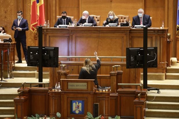 Diana Șoșoacă, scandal în Parlament încheiat cu un salut către Viktor Orban