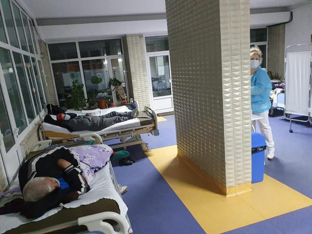 „E imaginea disperării”. Holul spitalului din Buzău, transformat în zonă de triaj din cauza numărului mare de pacienți
