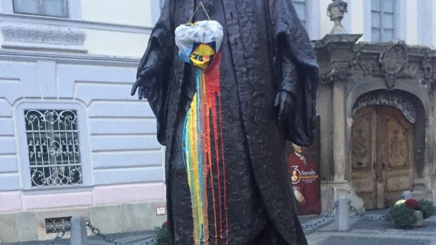 Statuia baronului Brukenthal din centrul Sibiului, vandalizată. Poliția a deschis o anchetă