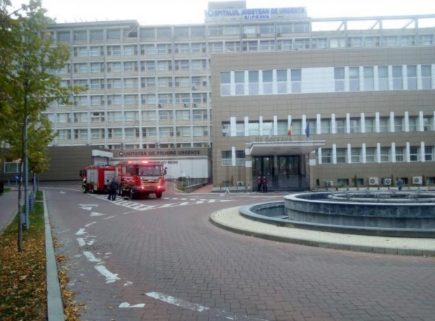 Pacienţi evacuaţi de la Spitalul Județean Suceava, după ce personalul a simțit miros de fum într-un salon