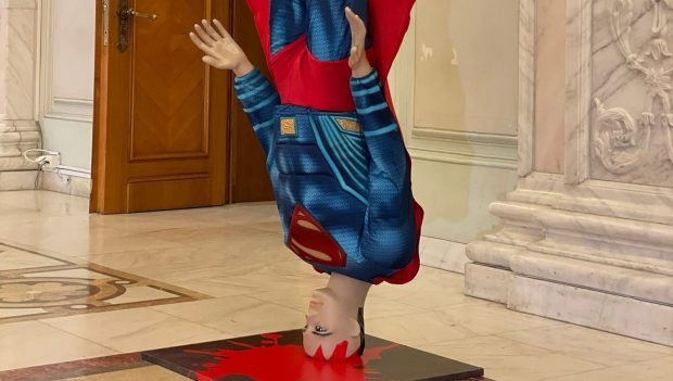 PSD a adus un manechin Superman care plonjează în cap, în Parlament, în ziua moțiunii de cenzură